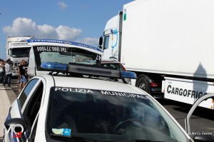 Ordinanza TIR il Sindaco Accorinti in prima fila al posto di blocco (8)